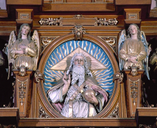 Détail de l'édicule de couronnement, Dieu le Père. © Région Bourgogne-Franche-Comté, Inventaire du patrimoine