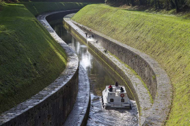 Le canal en aval formant un S. © Région Bourgogne-Franche-Comté, Inventaire du patrimoine