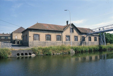 Façade postérieure de l'atelier d'ajustage et de tournage vue depuis les quais. © Région Bourgogne-Franche-Comté, Inventaire du patrimoine