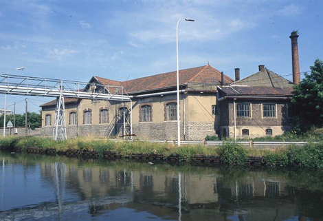 Façade postérieure de l'atelier d'ajustage et de tournage vue depuis les quais. © Région Bourgogne-Franche-Comté, Inventaire du patrimoine