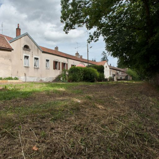 Vue de l'ensemble de maisons donnant sur le canal. © Région Bourgogne-Franche-Comté, Inventaire du patrimoine