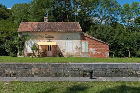 Vue de face de la maison éclusière. © Région Bourgogne-Franche-Comté, Inventaire du patrimoine