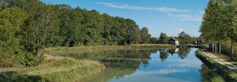 Vue de la gare d'eau située en amont du site d'écluse 37 du versant Yonne. © Région Bourgogne-Franche-Comté, Inventaire du patrimoine