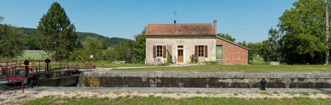 Vue de face de la maison éclusière. © Région Bourgogne-Franche-Comté, Inventaire du patrimoine