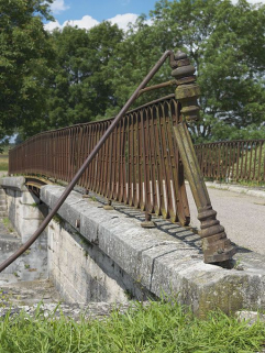 Pont sur écluse : détail du garde-corps. © Région Bourgogne-Franche-Comté, Inventaire du patrimoine