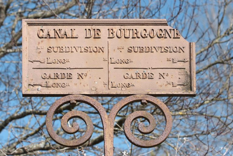 Le panneau indicateur de limite des subdivisions du canal. © Région Bourgogne-Franche-Comté, Inventaire du patrimoine