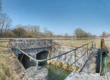 Arrivée de la Brionne vers le canal : vannes et aqueduc à deux arches. © Région Bourgogne-Franche-Comté, Inventaire du patrimoine