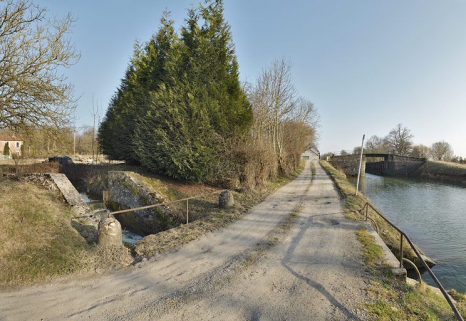 Passage de la rigole d'alimentation sous le chemin de halage et sous le canal. © Région Bourgogne-Franche-Comté, Inventaire du patrimoine