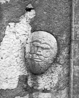 Masque sculpté dans le mur extérieur : vue de face. © Région Bourgogne-Franche-Comté, Inventaire du patrimoine