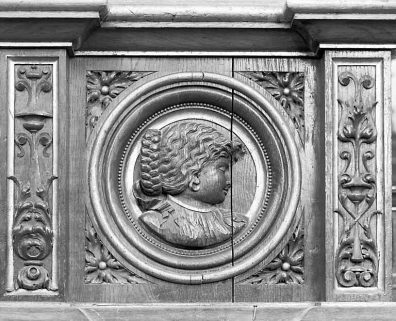 Détail du maître-autel : médaillon à effigie féminine. © Région Bourgogne-Franche-Comté, Inventaire du patrimoine