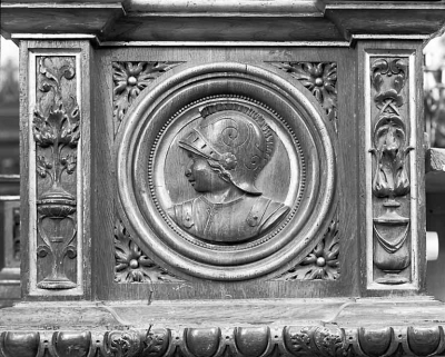 Détail du maître-autel : médaillon représentant un soldat. © Région Bourgogne-Franche-Comté, Inventaire du patrimoine