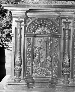 Autel-retable sud : bas-relief de lAnnonciation sur le devant de l'autel. © Région Bourgogne-Franche-Comté, Inventaire du patrimoine
