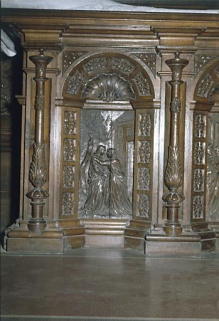 Autel-retable nord : bas-relief de la Visitation sur le devant de l'autel. © Région Bourgogne-Franche-Comté, Inventaire du patrimoine