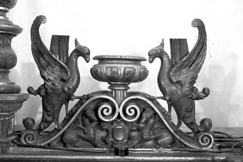 Motifs affrontés encadrant le tabernacle du maître-autel (à droite). © Région Bourgogne-Franche-Comté, Inventaire du patrimoine