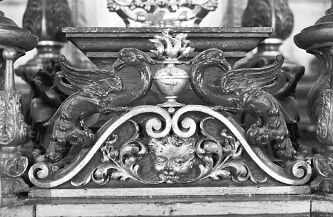 Motifs affrontés au-dessus du tabernacle du maître-autel. © Région Bourgogne-Franche-Comté, Inventaire du patrimoine