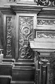 Autel-retable nord : décor avec médaillon à effigie. © Région Bourgogne-Franche-Comté, Inventaire du patrimoine