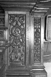 Autel-retable nord : décor avec médaillon à effigie. © Région Bourgogne-Franche-Comté, Inventaire du patrimoine