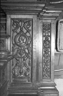 Autel-retable nord : décor avec médaillon à effigie. © Région Bourgogne-Franche-Comté, Inventaire du patrimoine