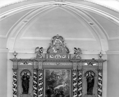 Détail du couronnement. © Région Bourgogne-Franche-Comté, Inventaire du patrimoine