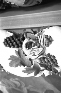 Détail d'une colonne : oiseau picorant le raisin. © Région Bourgogne-Franche-Comté, Inventaire du patrimoine