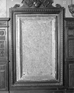 Intérieur : inscription de fondation de la chapelle. © Région Bourgogne-Franche-Comté, Inventaire du patrimoine