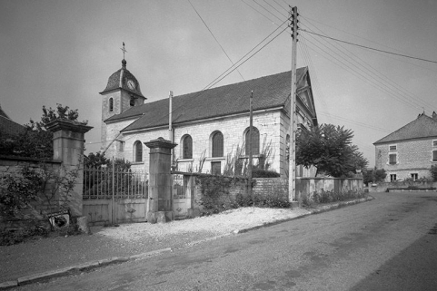 Façade antérieur, face gauche et tour-clocher. © Région Bourgogne-Franche-Comté, Inventaire du patrimoine