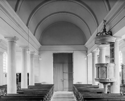 Nef : vaisseau central et chaire à prêcher vus du choeur. © Région Bourgogne-Franche-Comté, Inventaire du patrimoine