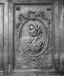 Lambris du choeur : côté droit, 1er médaillon, la Vierge. © Région Bourgogne-Franche-Comté, Inventaire du patrimoine