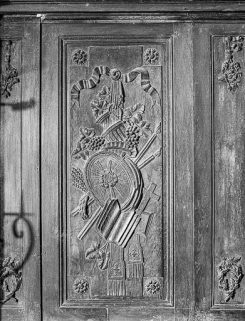 Lambris du choeur : côté gauche, 2e travée, 1er panneau, chute d'instruments liturgiques. © Région Bourgogne-Franche-Comté, Inventaire du patrimoine