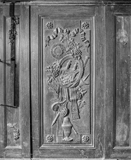 Lambris du choeur : côté droit, 2e travée, 2e panneau, chute d'instruments liturgiques. © Région Bourgogne-Franche-Comté, Inventaire du patrimoine