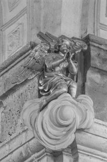 Ange de la corniche du pilastre gauche. © Région Bourgogne-Franche-Comté, Inventaire du patrimoine
