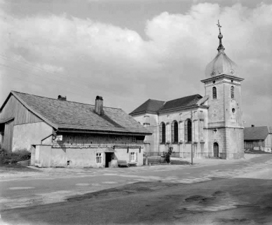 Vue de trois quarts et ferme à côté de l'église. © Région Bourgogne-Franche-Comté, Inventaire du patrimoine