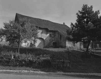 Façade antérieure vue générale de trois quarts. © Région Bourgogne-Franche-Comté, Inventaire du patrimoine
