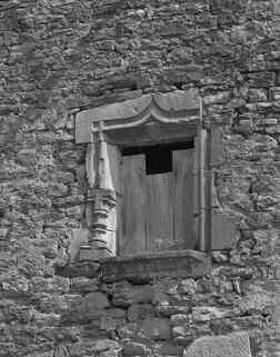 Remploi de chambranle de baie sur la face droite. © Région Bourgogne-Franche-Comté, Inventaire du patrimoine