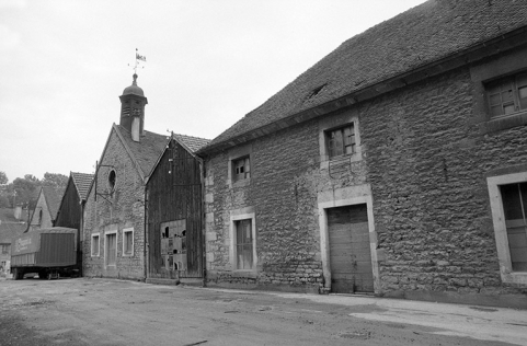 Pignons et façade est d'ateliers de fabrication en 1980 : vieille forge, tréfilerie et chaînerie. © Région Bourgogne-Franche-Comté, Inventaire du patrimoine