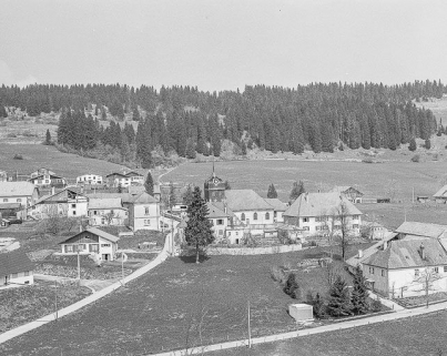 Vue de l'église dans le village. © Région Bourgogne-Franche-Comté, Inventaire du patrimoine