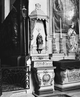 Vue d'ensemble de l'exposition situé à gauche de l'autel retable secondaire sud. © Région Bourgogne-Franche-Comté, Inventaire du patrimoine
