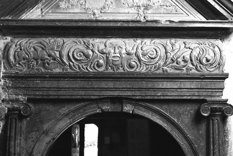 Détail de l'entrée de la loge décorée d'un bas-relief. © Région Bourgogne-Franche-Comté, Inventaire du patrimoine