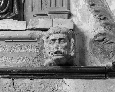 Détail : tête caryatide à la partie inférieure droite du monument. © Région Bourgogne-Franche-Comté, Inventaire du patrimoine