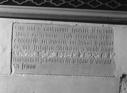 Intérieur : détail de la chapelle du baptistère, inscription commémorant la fondation de la chapelle. © Région Bourgogne-Franche-Comté, Inventaire du patrimoine