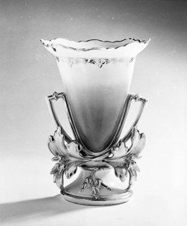 Vue d'ensemble d'un des deux vases. © Région Bourgogne-Franche-Comté, Inventaire du patrimoine