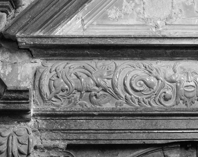 Détail gauche du bas-relief de l'entrée de la loge. © Région Bourgogne-Franche-Comté, Inventaire du patrimoine