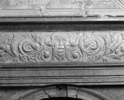 Détail central du bas-relief de l'entrée de la loge. © Région Bourgogne-Franche-Comté, Inventaire du patrimoine