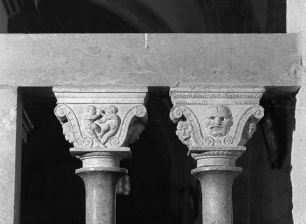 Intérieur : détail des chapiteaux de la partie gauche de la clôture de la chapelle du baptistère. © Région Bourgogne-Franche-Comté, Inventaire du patrimoine