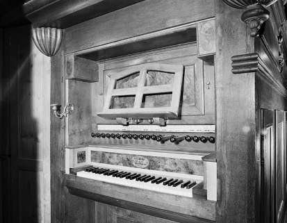 Console, vue rapprochée de trois quarts droit. © Région Bourgogne-Franche-Comté, Inventaire du patrimoine