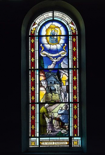 Baie 2 créée par Beyer : Notre-Dame d'Einsiedeln. Registre supérieur : apparition de la Vierge à l'Enfant, registre inférieur : incendie d'une maison, habitants en prière, bordure de fleurs de lys © Région Bourgogne-Franche-Comté, Inventaire du patrimoine