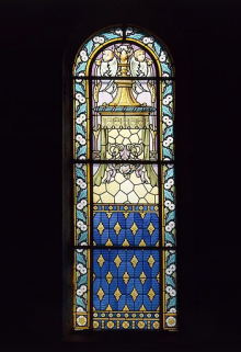 baies 3 et 4 créées par A. Gorgeon en 1902 : verrières décoratives, vitrerie avec dais et petits anges dans la partie supérieure. Baie 3 : vue d'ensemble. © Région Bourgogne-Franche-Comté, Inventaire du patrimoine