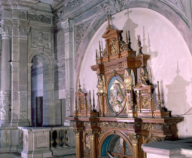 Vue d'ensemble du couronnement, trois quarts droit. © Région Bourgogne-Franche-Comté, Inventaire du patrimoine