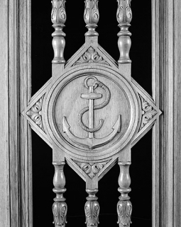 Deuxième confessionnal du bas-côté droit, détail sur la porte de la loge centrale. © Région Bourgogne-Franche-Comté, Inventaire du patrimoine