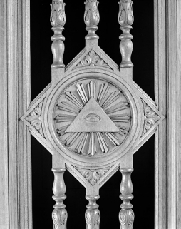 Deuxième confessionnal du bas-côté gauche, détail sur la porte de la loge centrale. © Région Bourgogne-Franche-Comté, Inventaire du patrimoine